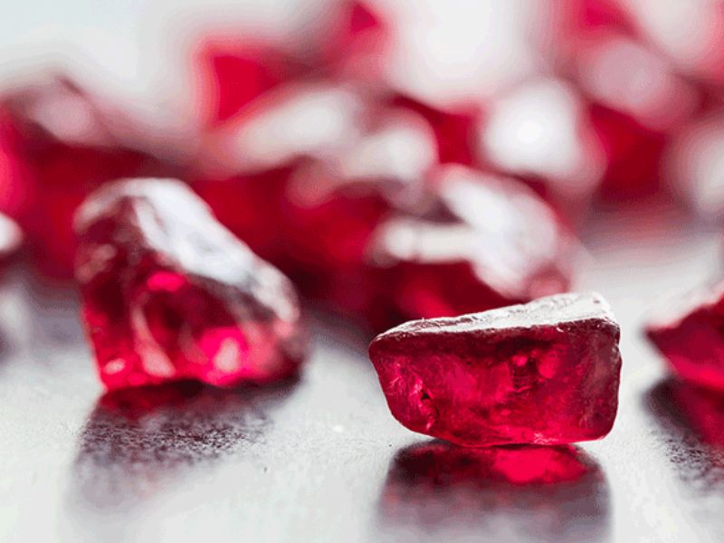 Ruby là viên đá quý màu đỏ tượng trưng cho sự hoàn mỹ, sang trọng