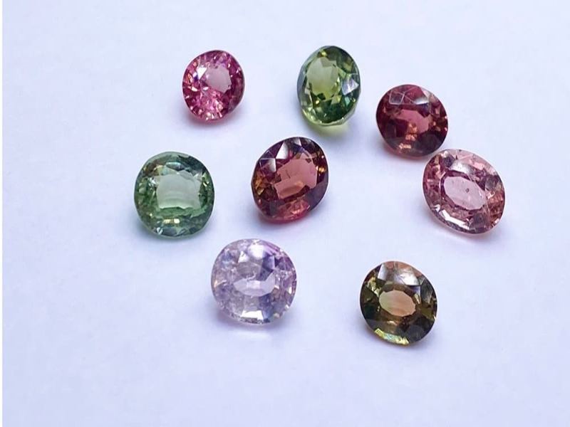 Tourmaline là 1 nhóm khoáng chất silicat phức tạp, cấu trúc tinh thể đa dạng