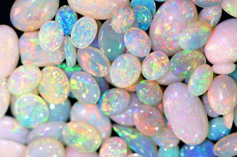 Đá quý Opal với hiện tượng ngũ sắc cầu vòng