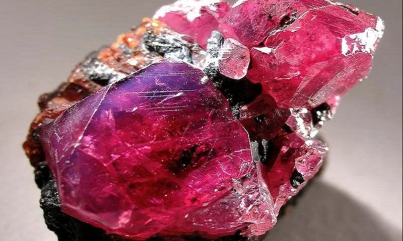 Đá Ruby thuộc nhóm Corundum