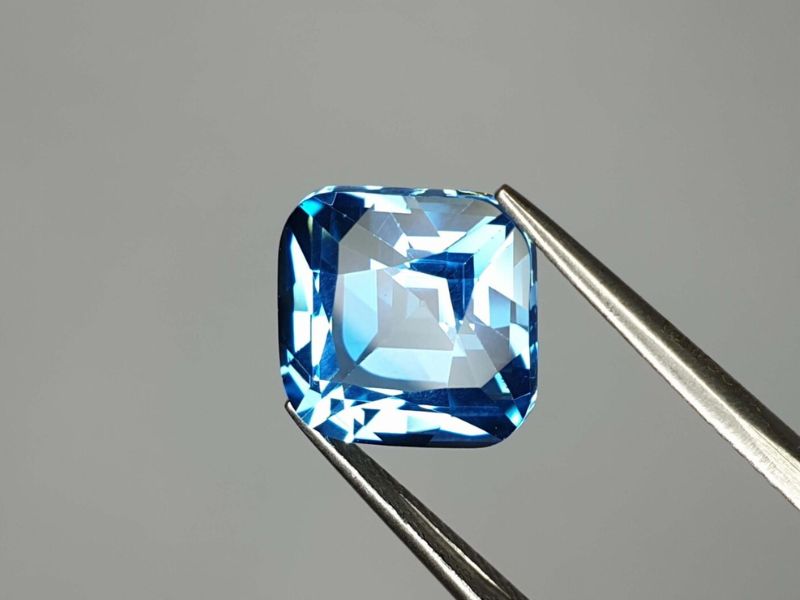 Đá Topaz sở hữu khả năng chuyển màu đầy mê hoặc