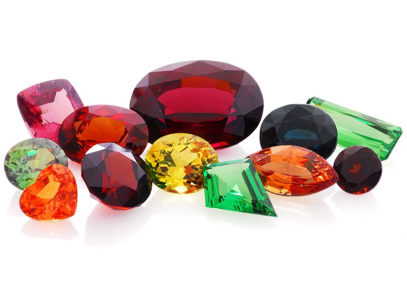 Garnet chủ yếu phân thành 6 loại dựa trên màu sắc, cấu trúc hóa học