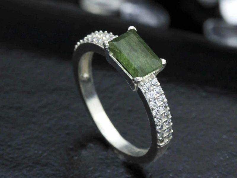 Green Rutilated Quartz thuộc họ đá thạch anh tự nhiên 