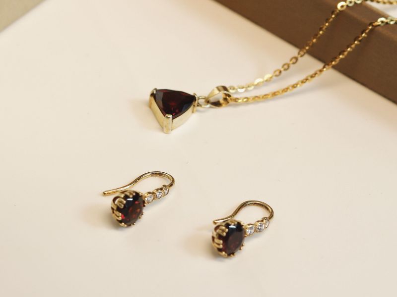 Trang sức làm từ đá Garnet mang vẻ đẹp huyền bí và sang trọng