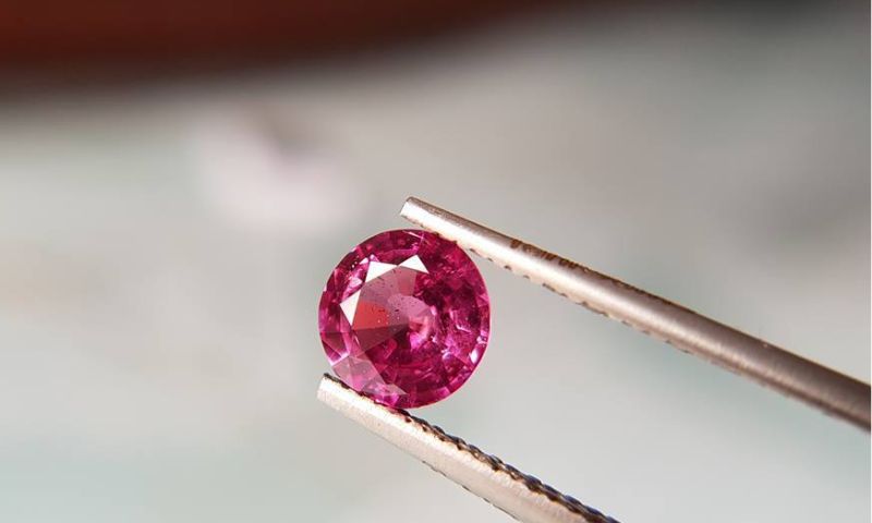 Viên Ruby màu hồng dịu dàng