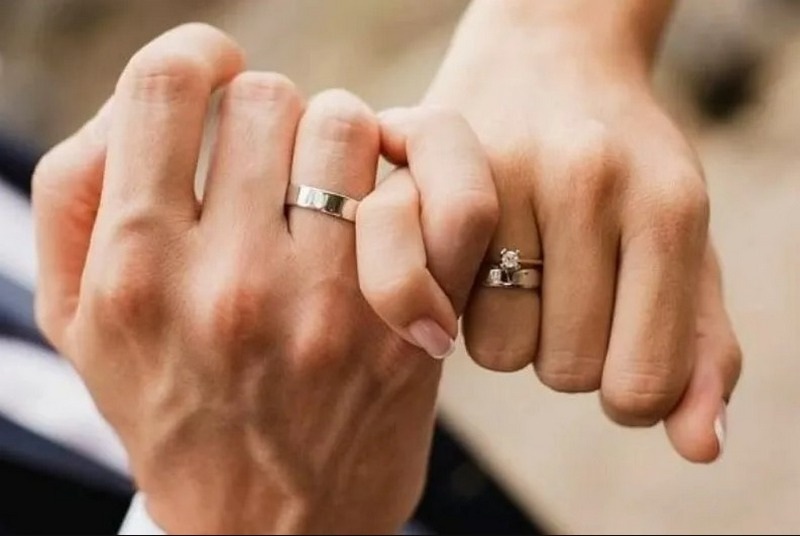 Cách đeo nhẫn cưới giúp vợ chồng trăm năm hạnh phúc