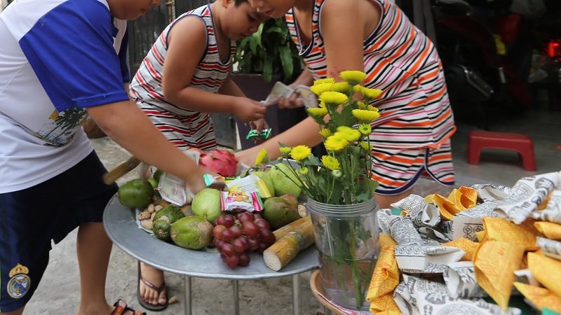 Giựt cô hồn là một phần của lễ cúng cô hồn trong tháng Bảy âm lịch