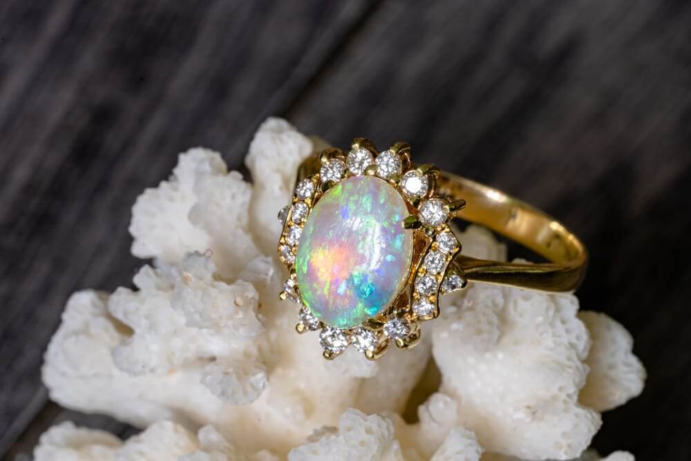 háo trang sức Opal trước khi sử dụng mỹ phẩm, xịt nước hoa hoặc làm việc nhà.