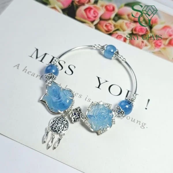 Trong tôn giáo đá Aquamarine tượng trưng cho sư gắn kết và vĩnh cửu của các cặp đôi