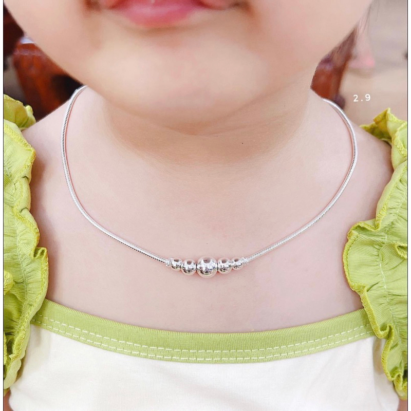 Khi lựa chọn dây chuyền vòng cổ bạc cho bé gái cần chọn bạc nguyên chất