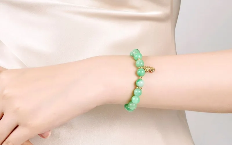 Đeo vòng cẩm thạch ở tay trái thu hút năng lượng tích cực từ vũ trụ