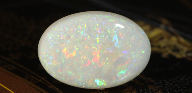 Đá Opal trắng nổi bật nhờ khả năng phản xạ ánh sáng