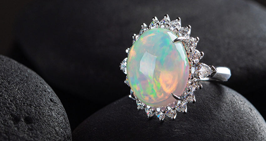 Nhẫn đá Opal đem lại cảm giác sang trọng cho đôi tay
