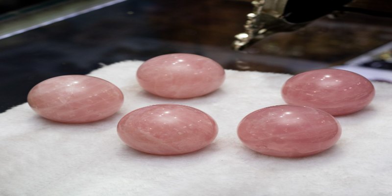 Đá có màu hồng phấn đậm, đồng đều, không phai màu được định giá cao hơn