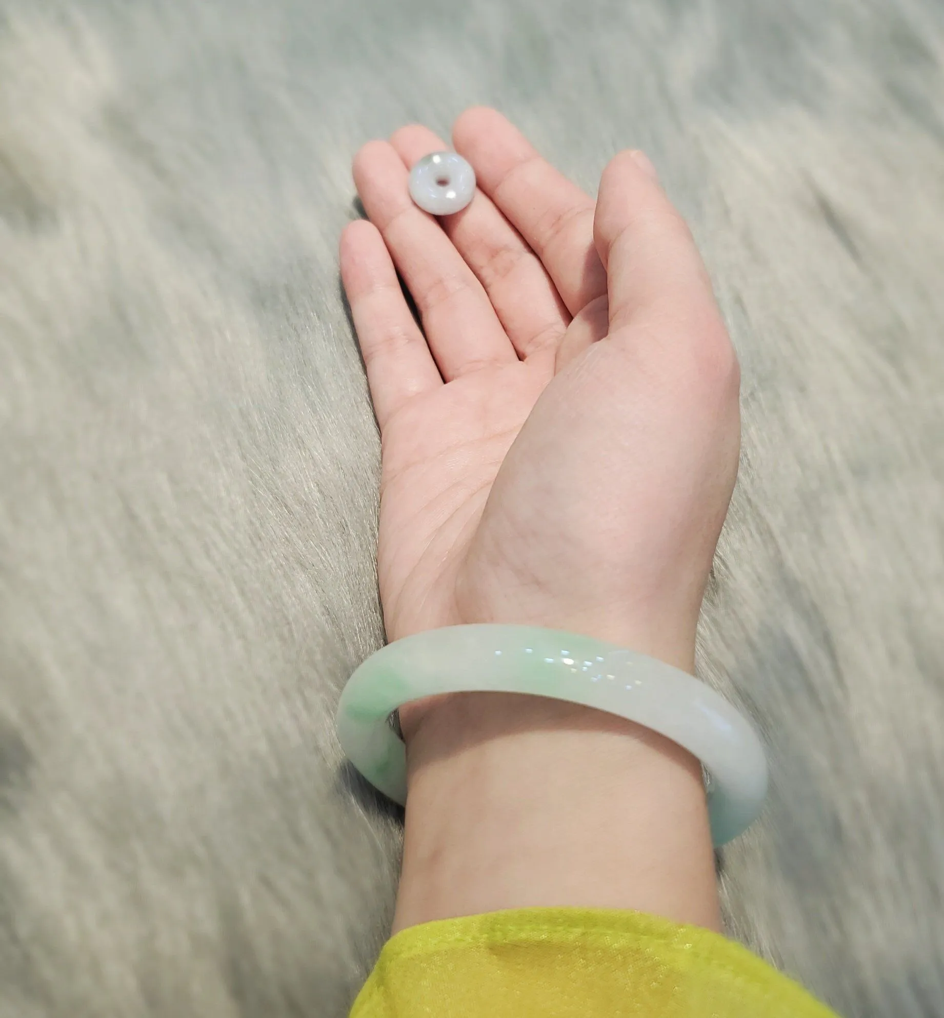 Đeo vòng cẩm thạch ở tay phải giải trừ vận xui và bảo vệ người đeo