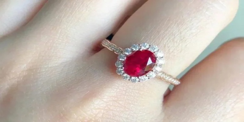 Phụ nữ đeo nhẫn Ruby đỏ tươi tôn lên nét quyến rũ