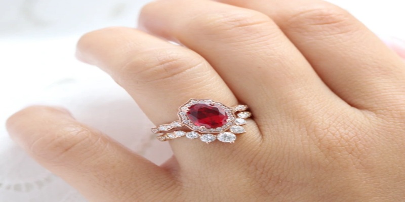 Thiết kế sang trọng với viên Ruby đỏ tươi chủ đạo