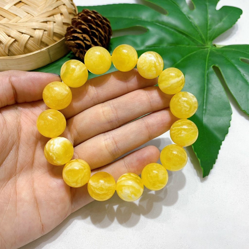 Không nên đeo hổ phách cho người mệnh Mộc