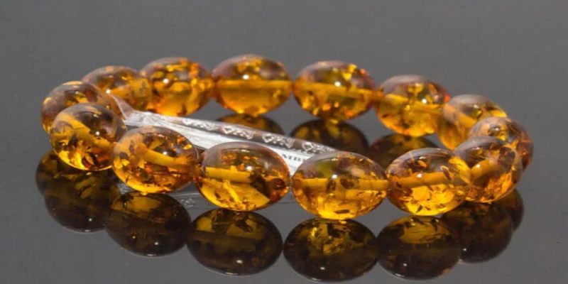Hổ phách tự nhiên thường có bọt khí