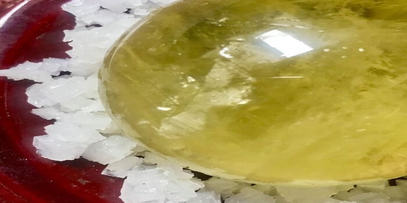 Tẩy uế thạch anh tóc vàng bằng nước muối
