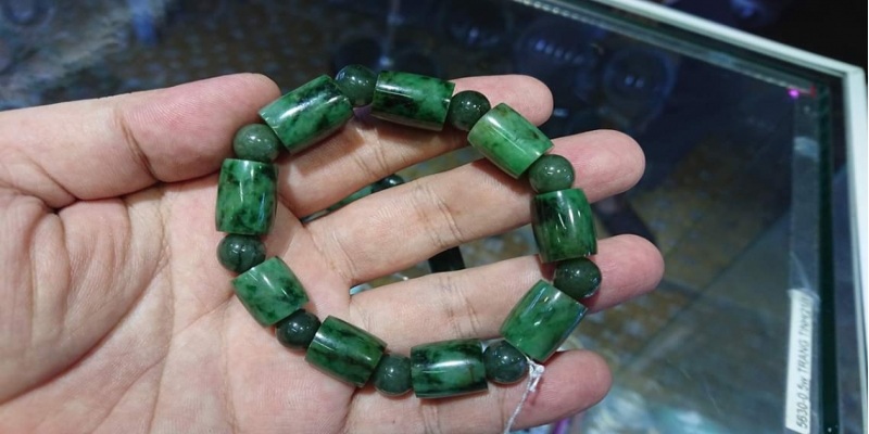 Món quà cẩm thạch cho người lớn tuổi thể hiện sự kính trọng