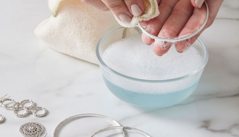 Cách làm sáng bạc hiệu quả tại nhà và lưu ý khi sử dụng