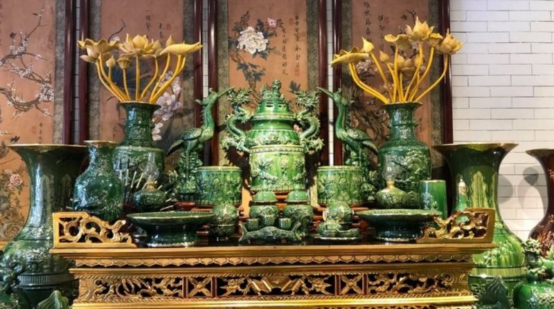 Lọ hoa đặt bên trái hay bên phải bàn thờ thì hợp phong thủy