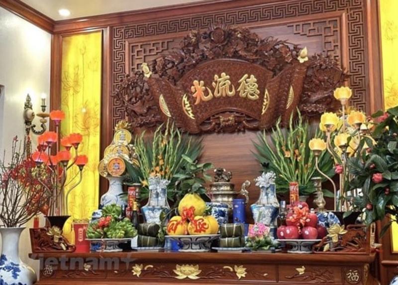 Nếu bàn thờ có hai lọ hoa thì đặt như thế nào?