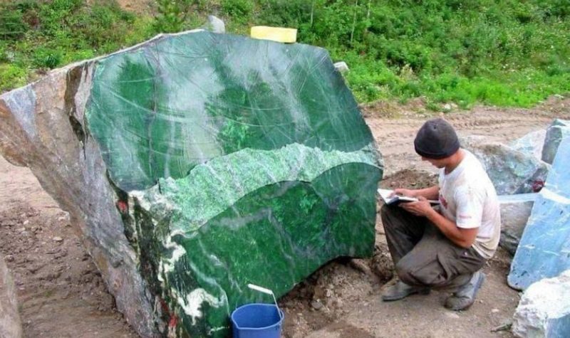 Đá cẩm thạch và phỉ thúy có đặc điểm như thế nào?